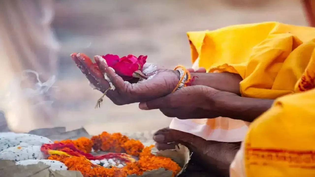 पितृपक्ष के बाद भी कर सकते हैं पितरों को तर्पण, लेकिन कब?