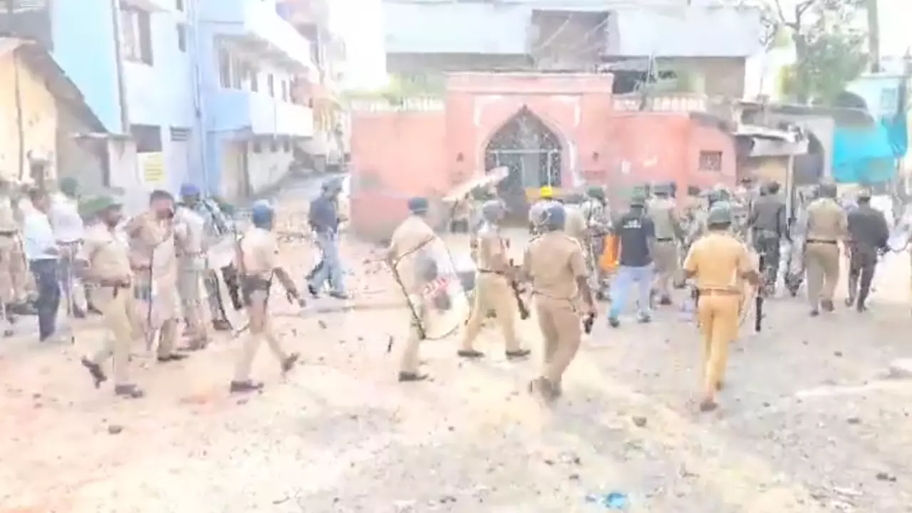 Maharashtra: नंदुरबार में भिड़ गए दो समुदाय, जमकर हुआ पथराव और आगजनी, पुलिस ने छोड़े आंसू गैस के गोले