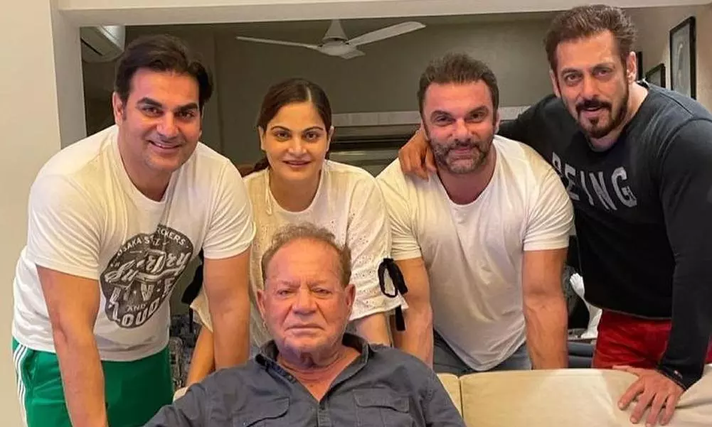 Salman Khan के पिता Salim Khan को स्कूटी सवार ने दी धमकी, कहा- लॉरेंस को भेजूं क्या? Salman Khan के पिता Salim Khan को स्कूटी सवार ने दी धमकी, कहा- लॉरेंस को भेजूं क्या?