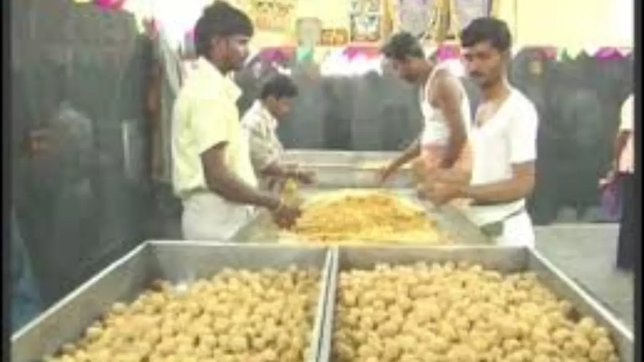 फिश ऑयल और फैट! कैसे बनता है तिरुपति का लड्डू जिसको लेकर मच गया सियासी बवाल?