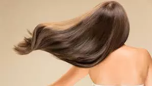 सुंदर बालों के लिए घर पर बनाएं ये आसान हेयर मास्क