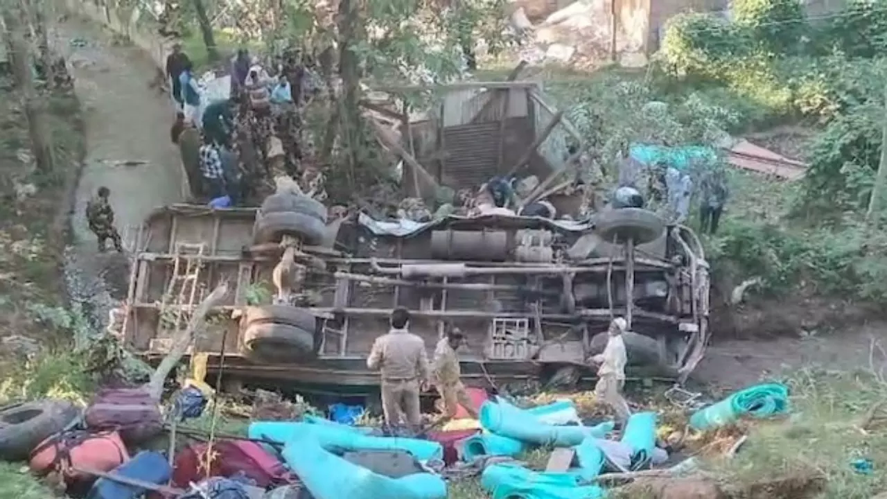दुर्घटना या साजिश! बडगाम में अचानक पलट गई BSF की बस, 3 जवान शहीद और 32 अन्य घायल