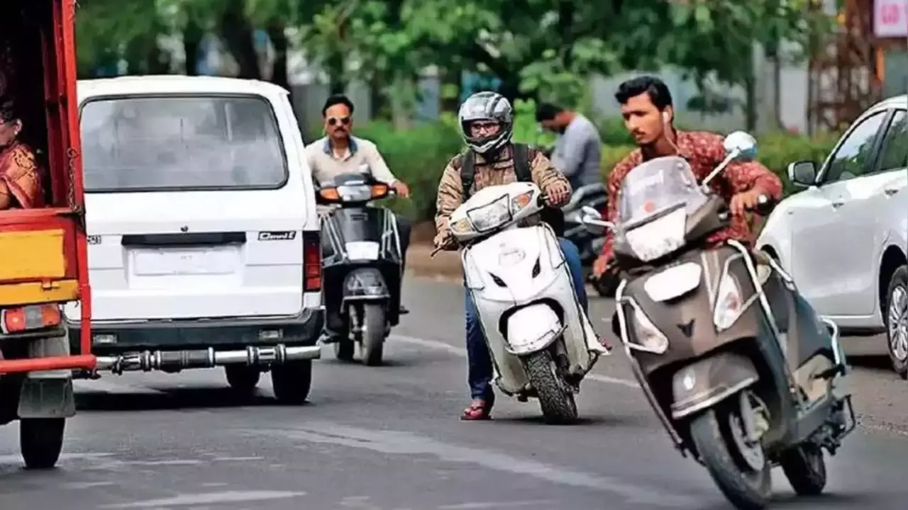 आप सही दिशा में लेकिन सामने वाला गलत, कब तक होंगे रॉन्ग साइड के शिकार? दिल दहला देगा ये VIDEO आप सही दिशा में लेकिन सामने वाला गलत, कब तक होंगे रॉन्ग साइड के शिकार? दिल दहला देगा ये VIDEO