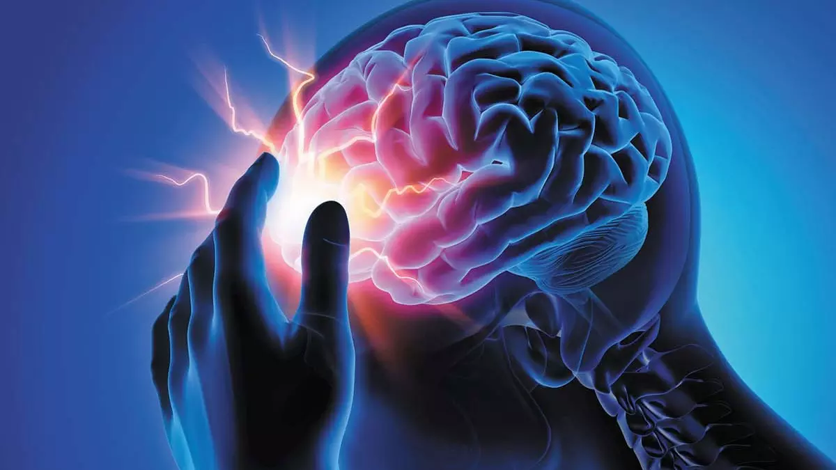 ब्रेन स्ट्रोक आने से पहले शरीर देता है ये संकेत, न करें नजरअंदाज