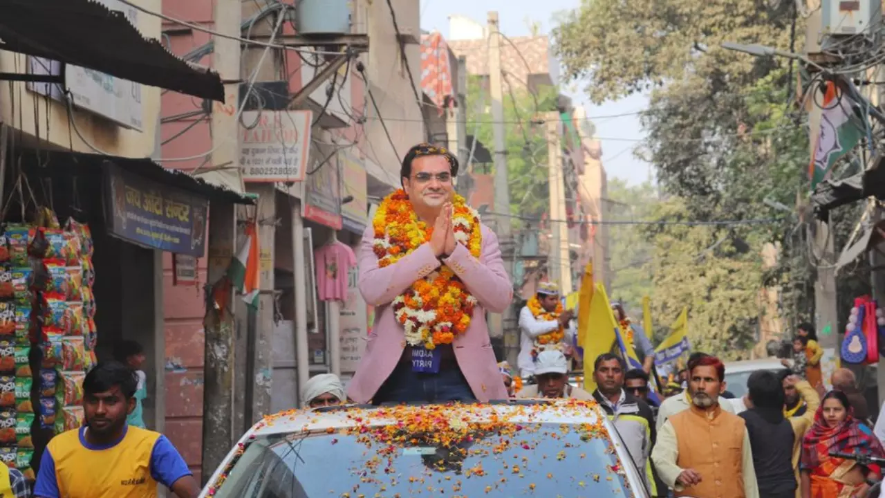पहली बार में ही मारी बाजी! मिलिए आतिशी कैबिनेट के मुकेश अहलावत से