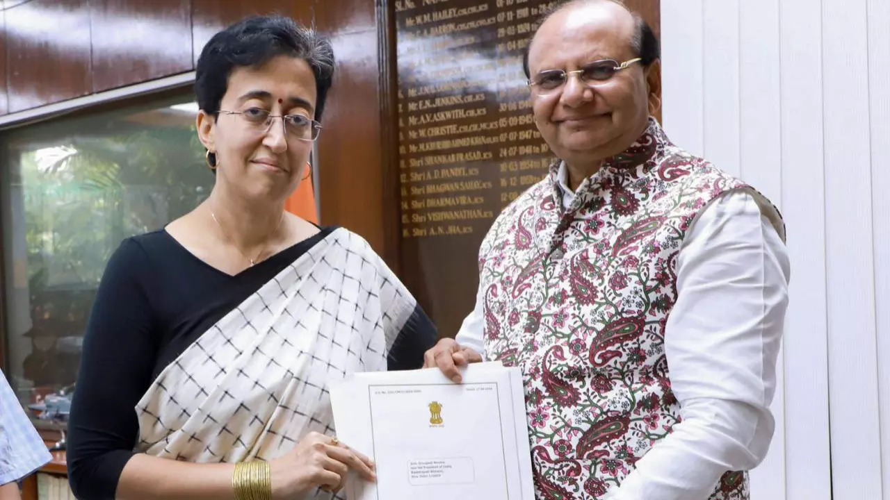 Delhi News: आतिशी आज बनेंगी दिल्ली की नई मुख्यमंत्री, इन 5 नेताओं के साथ लेंगी शपथ Delhi News: आतिशी आज बनेंगी दिल्ली की नई मुख्यमंत्री, इन 5 नेताओं के साथ लेंगी शपथ