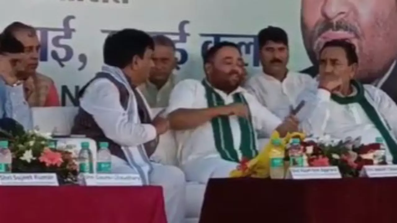 मंच पर ही भिड़ गए योगी के दो मंत्री! जयंत चौधरी दे रहे थे भाषण; देखें वायरल VIDEO