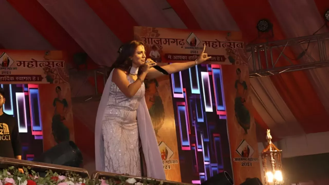 अक्षरा सिंह के कार्यक्रम में बवाल, भीड़ ने किया जूते- चप्पल की बारिश तो पुलिस ने उठाया ये कदम