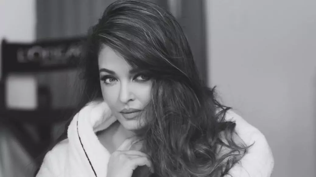 तलाक की अफवाहों के बीच Aishwarya Rai Bachchan ने फ्लॉन्ट की अपनी वेडिंग रिंग, यूजर्स ने दी शादी बचाने की सलाह