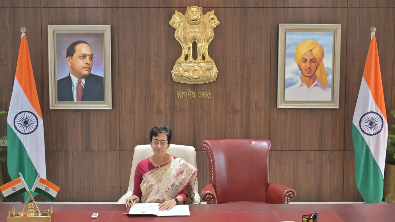 कुर्सी का किस्सा: दिल्ली की CM आतिशी ने खुद को बताया रामायण का ये पात्र, सियासी पारा हुआ हाई
