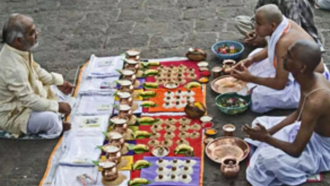 पितृपक्ष: 16 वेदियों पर पिंडदान, पितरों के लिए ऐसे खुल जाते हैं स्वर्ग के द्वार