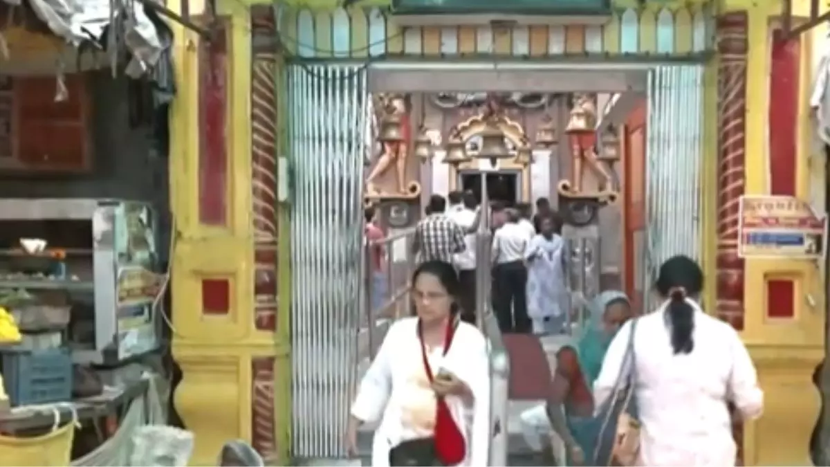 तिरुपति के बाद लखनऊ के हजारों साल पुराने मंदिर के प्रसाद पर लगा बैन, अब क्या अर्पित करेंगे भक्त?