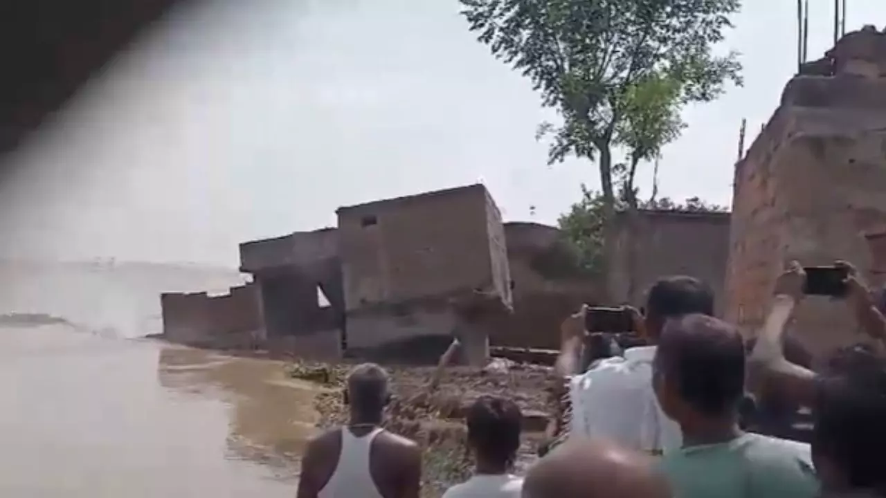 बिहार के भागलपुर में बाढ़ का कहर, गंगा में समाए कई घर, वीडियो देख हैरान हुए यूजर्स