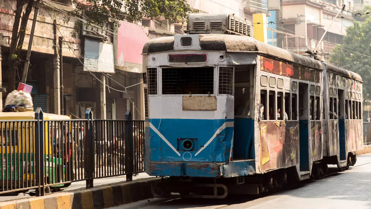 क्या 150 साल पुरानी कोलकाता ट्राम सर्विस बन जाएगी इतिहास? बंगाल सरकार के इस फैसले के बाद खतरे में विरासत