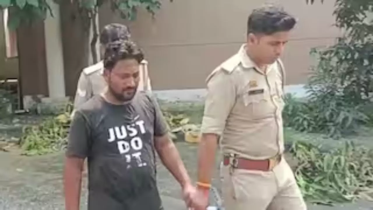 UP: थूक लगाकर रोटी बनाने वाला एक और वीडियो वायरल, पुलिस ने लिया एक्शन