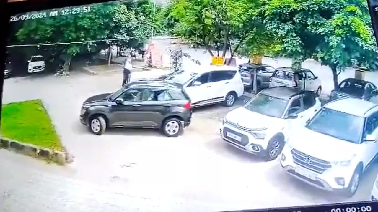 नोएडा में अनोखे तरीके से ठगी, टेस्ट ड्राइव के बहाने SUV लेकर भागे दो चोर; CCTV में कैद हुई घटना