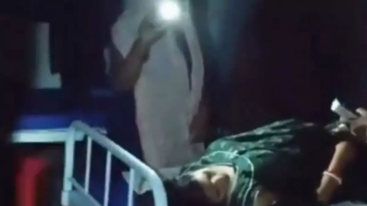 बिहार के हेल्थ सिस्टम की खुली पोल! मोबाइल की फ्लैश लाइट में हुई दो महिलाओं की डिलीवरी