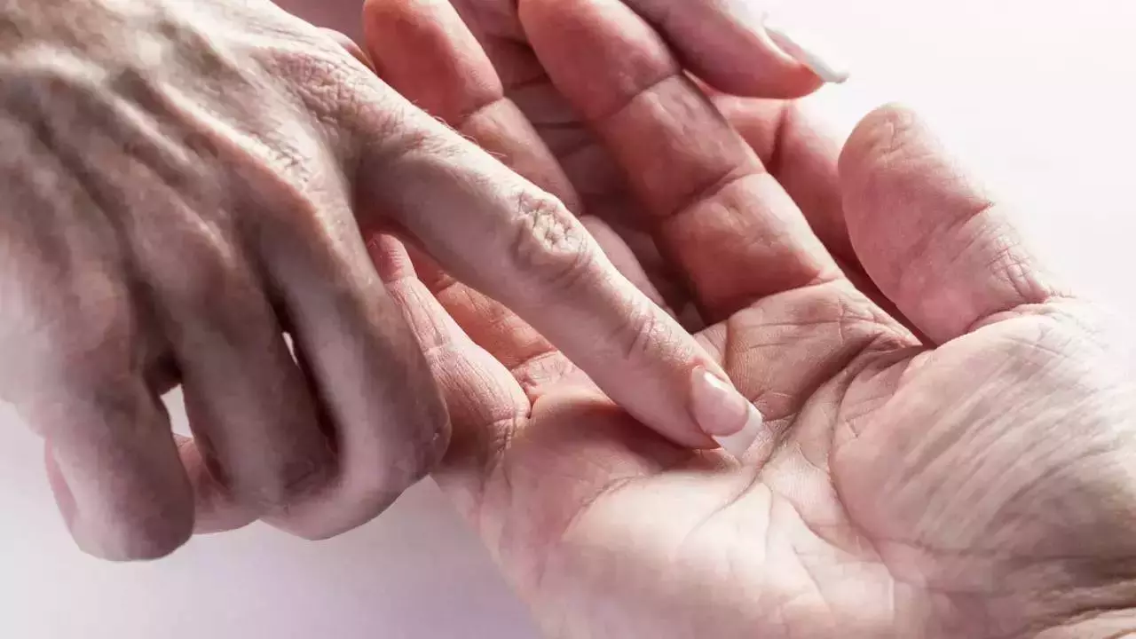 Palmistry: हथेली में हैं ये निशान तो आप हैं भाग्यवान, जल्द होने वाले हैं मालामाल