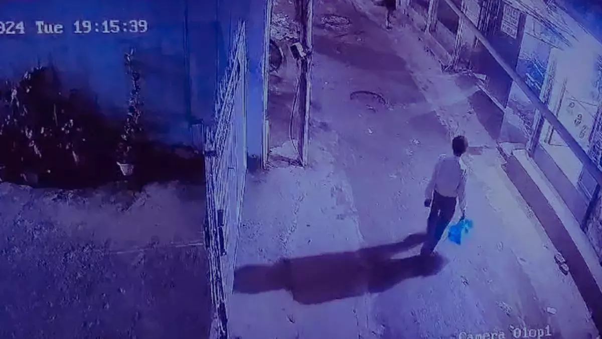 आत्महत्या की दिल दहला देने वाली कहानी: CCTV में मिठाई के साथ पिता का वीडियो आया सामने