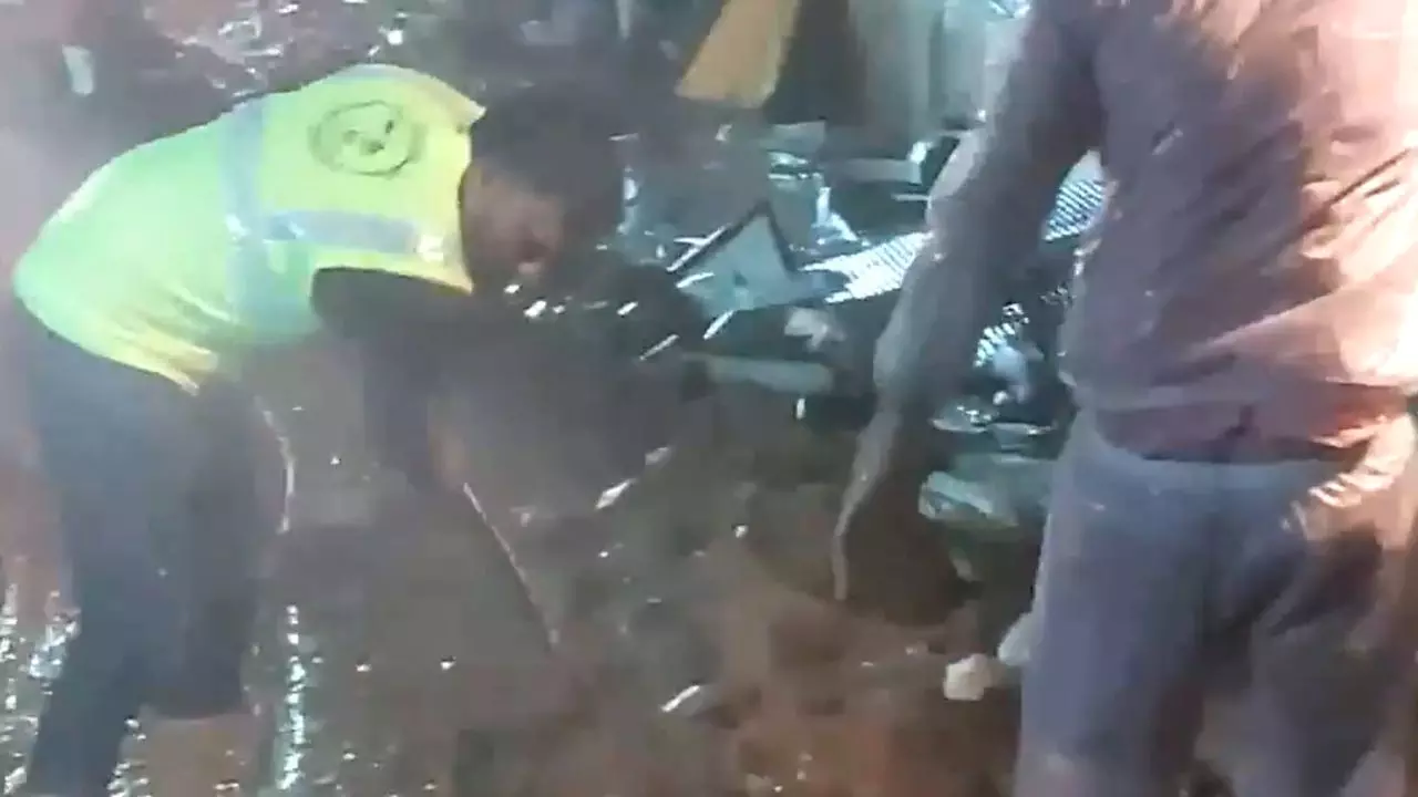 उज्जैन में महाकाल मंदिर के सामने हादसा, तेज बारिश में दीवार गिरने से 2 की मौत और 2 घायल