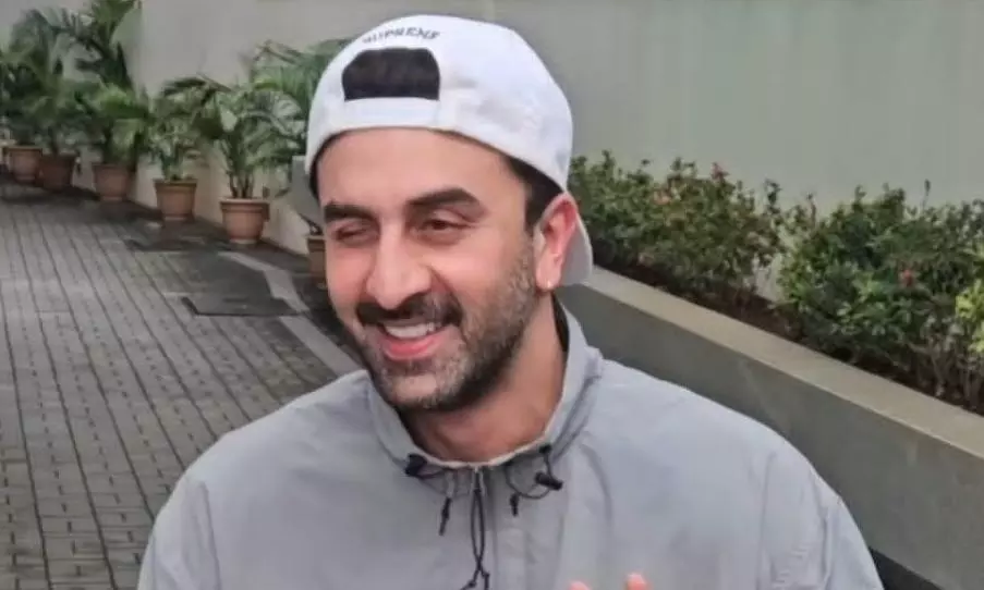 Ranbir Kapoor ने फैंस और पैपराजी  के साथ सेलिब्रेट किया बर्थडे, केक पर लिखा नजर आया राहा के पापा
