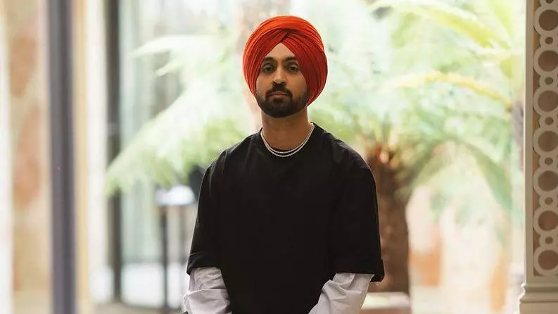 पब्लिकली पहली बार Diljit Dosanjh ने अपने परिवार से करवाया इंट्रोड्यूस,इमोशनल हुईं सिंगर की मां