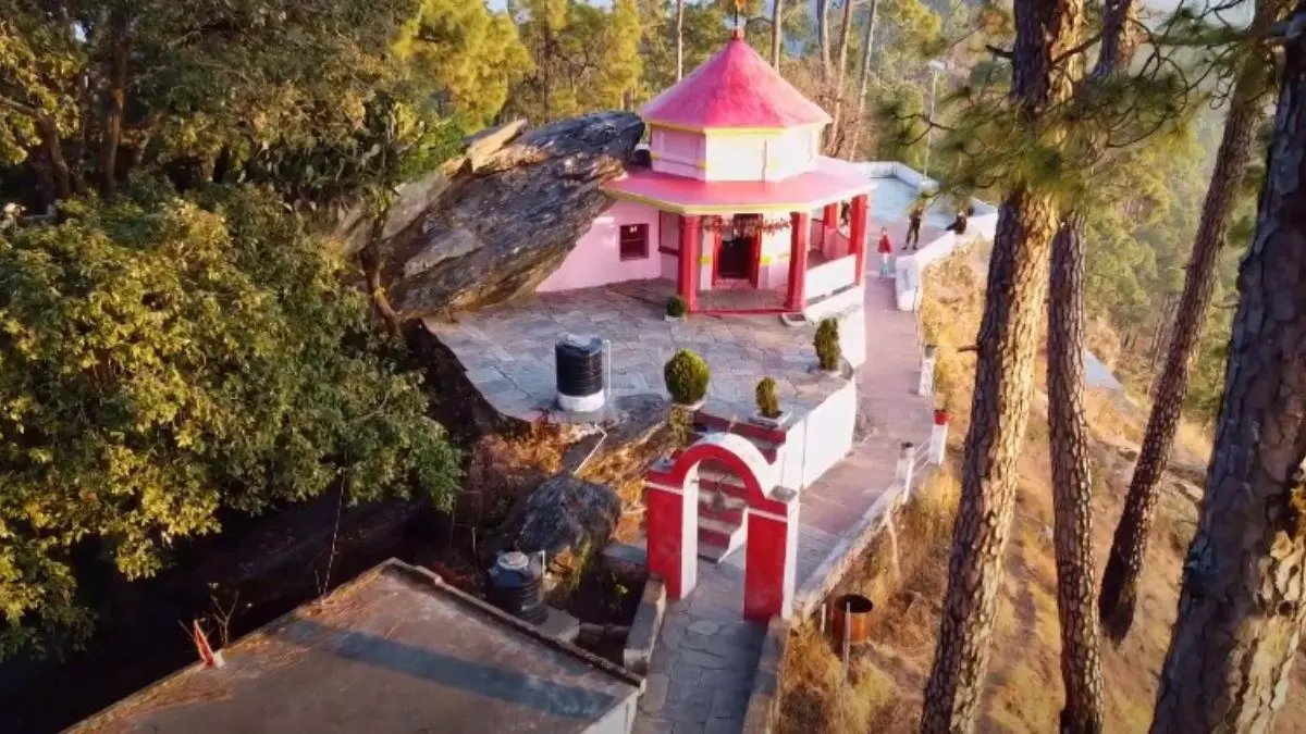 क्या दूसरे समुदाय के लोगों को मंदिर में रहना गुनाह? उत्तराखंड के शिव मंदिर में आधार कार्ड देख कर मचा बवाल