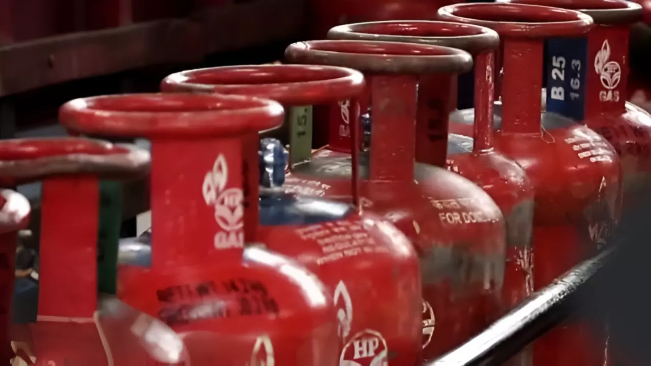 48.50 रुपये महंगा हुआ LPG गैस सिलेंडर, नवरात्रि से पहले आम जनता को लगा झटका, जानिए क्या है नई कीमतें