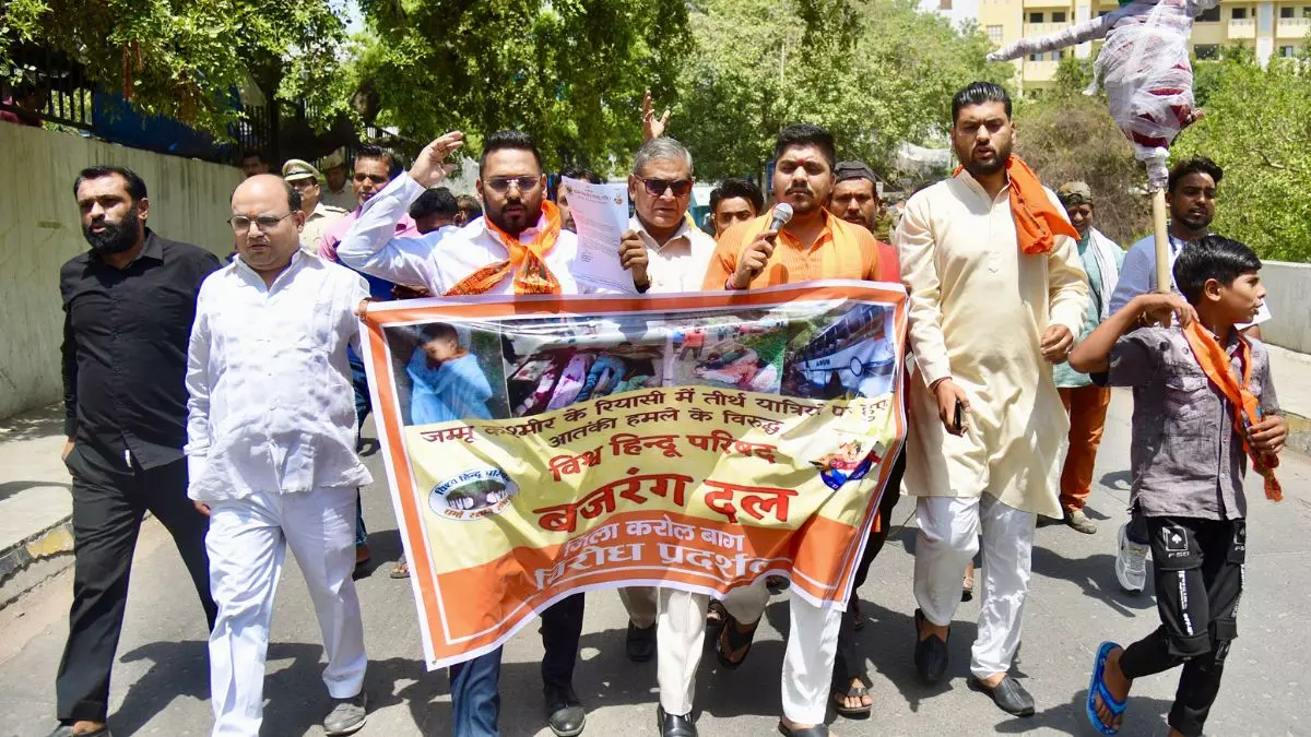 सोशल मीडिया पर आपत्तिजनक पोस्ट, हिंदुओं ने प्रदर्शन कर दिखा दिया आक्रोश