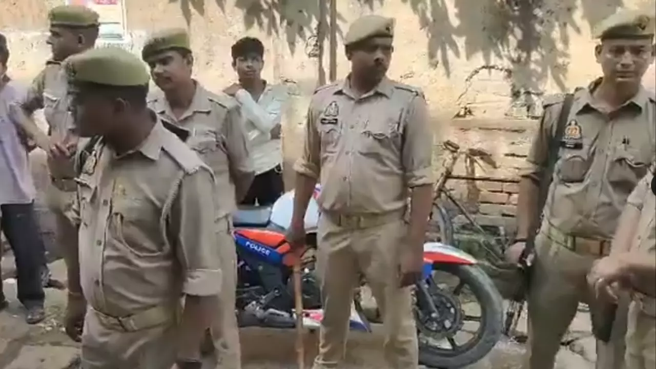 100 किलो गौवंश का मांस मिलने पर बवाल, 28 लोगों पर मामला दर्ज; 10 पुलिसकर्मी सस्पेंड