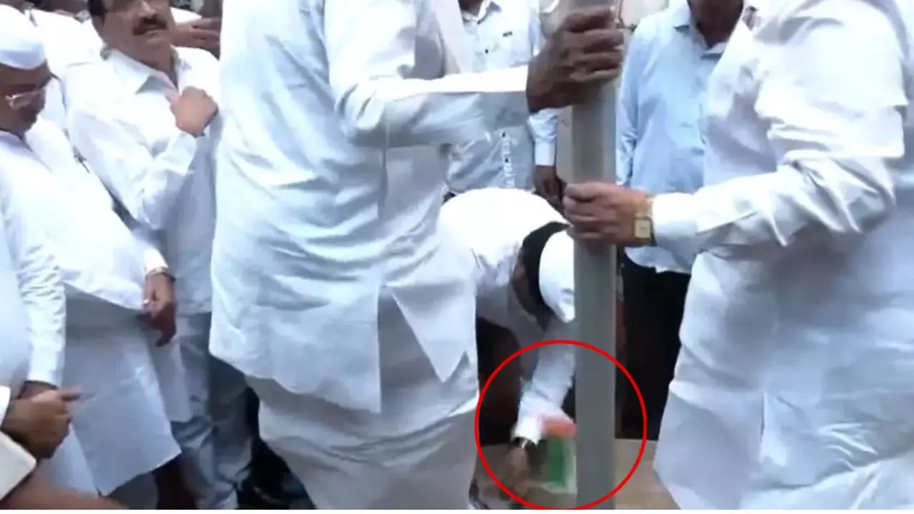 बापू की जयंती पर तिरंगे का अपमान! हाथ में राष्ट्रीय ध्वज लिए कांग्रेस कार्यकर्ता ने सिद्धारमैया के पैर से उतारे जूते