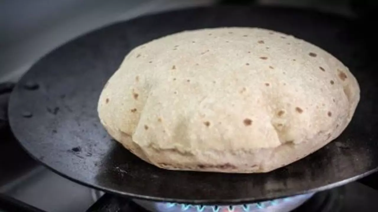 किचन में भूलकर भी ऐसे न रखें तवा, वरना मां लक्ष्मी हो जाती हैं नाराज!