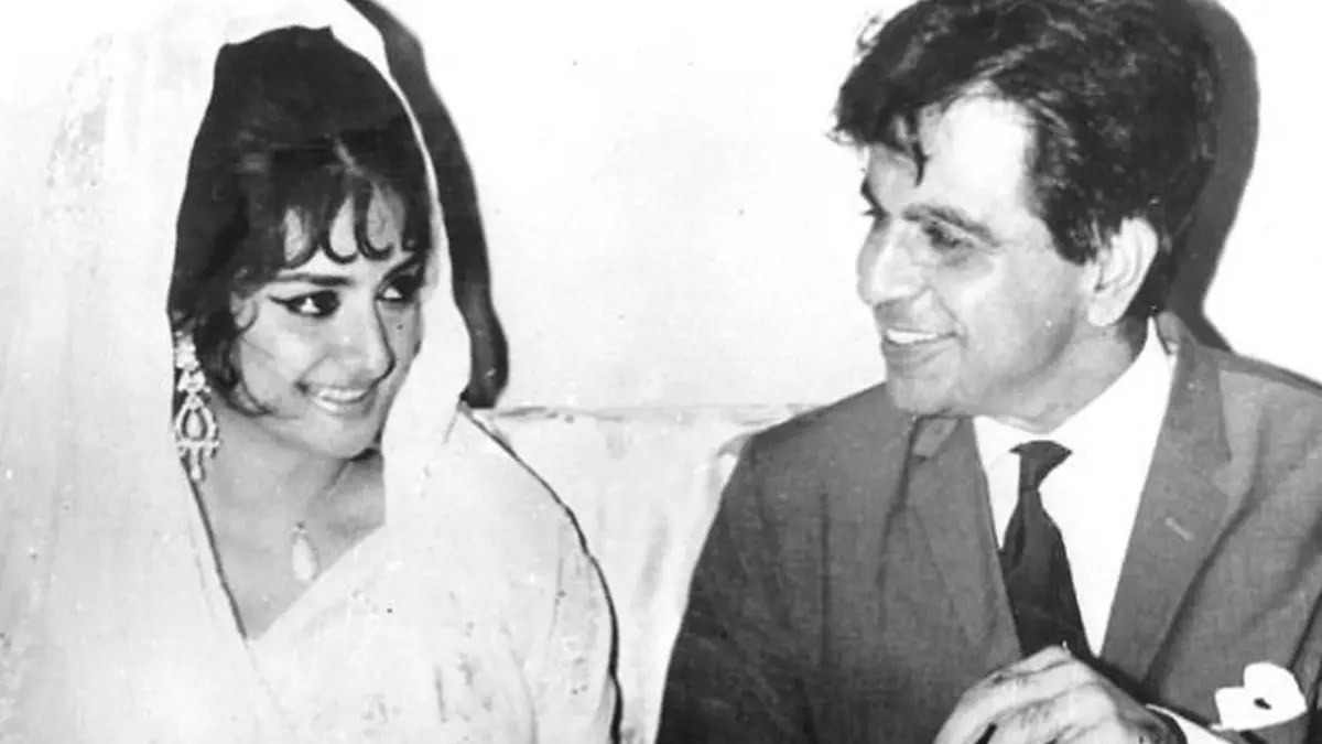 सगाई के खास मौके पर सायरा बानो ने बताया मोहब्बत में नहीं किए जाते सवाल, शेयर की दोनों की प्यारी फोटोज़