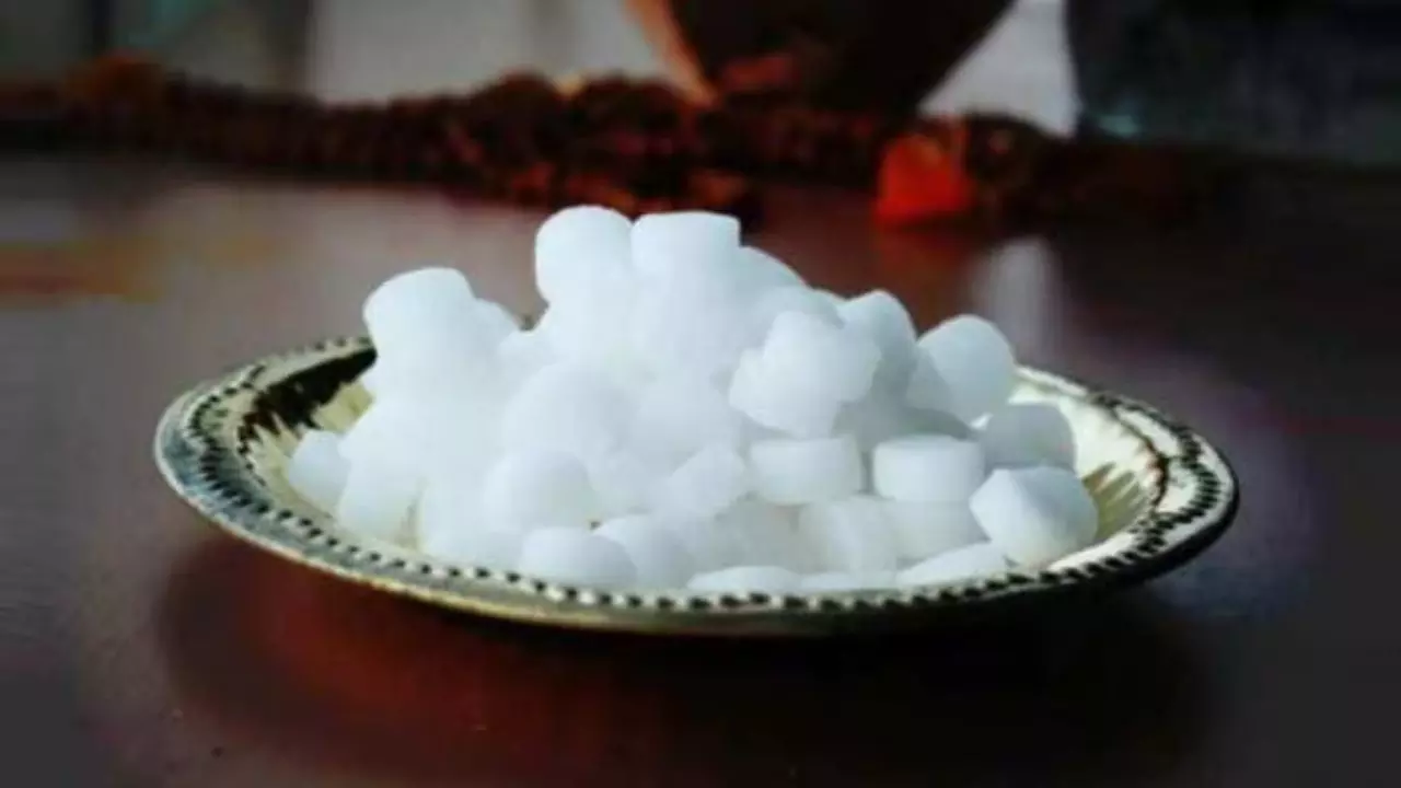 रात के समय चुपके से करें कपूर के ये टोटके, हफ्तों में हो जाएंगे मालामाल!