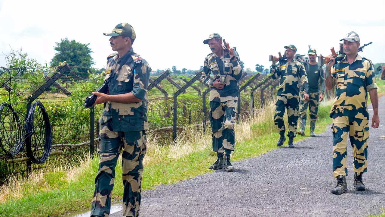 फर्जी आधार कार्ड के साथ बांग्लादेशी गिरफ्तार, असम पुलिस ने 14 लोगों पर की कार्रवाई