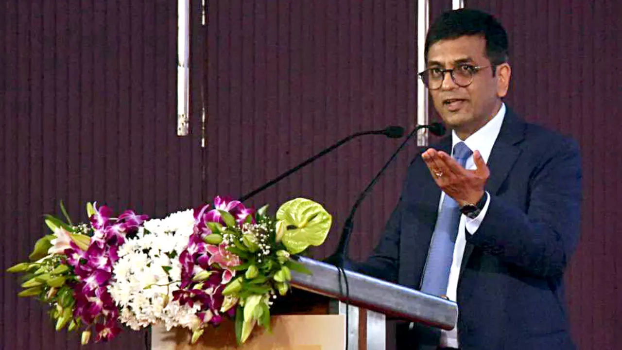 CJI चंद्रचूड़ ने वकील को लगाई फटकार, कहा- पूछने की हिम्मत कैसे हुई कि मैंने ऑर्डर में क्या लिखा? CJI चंद्रचूड़ ने वकील को लगाई फटकार, कहा- पूछने की हिम्मत कैसे हुई कि मैंने ऑर्डर में क्या लिखा?