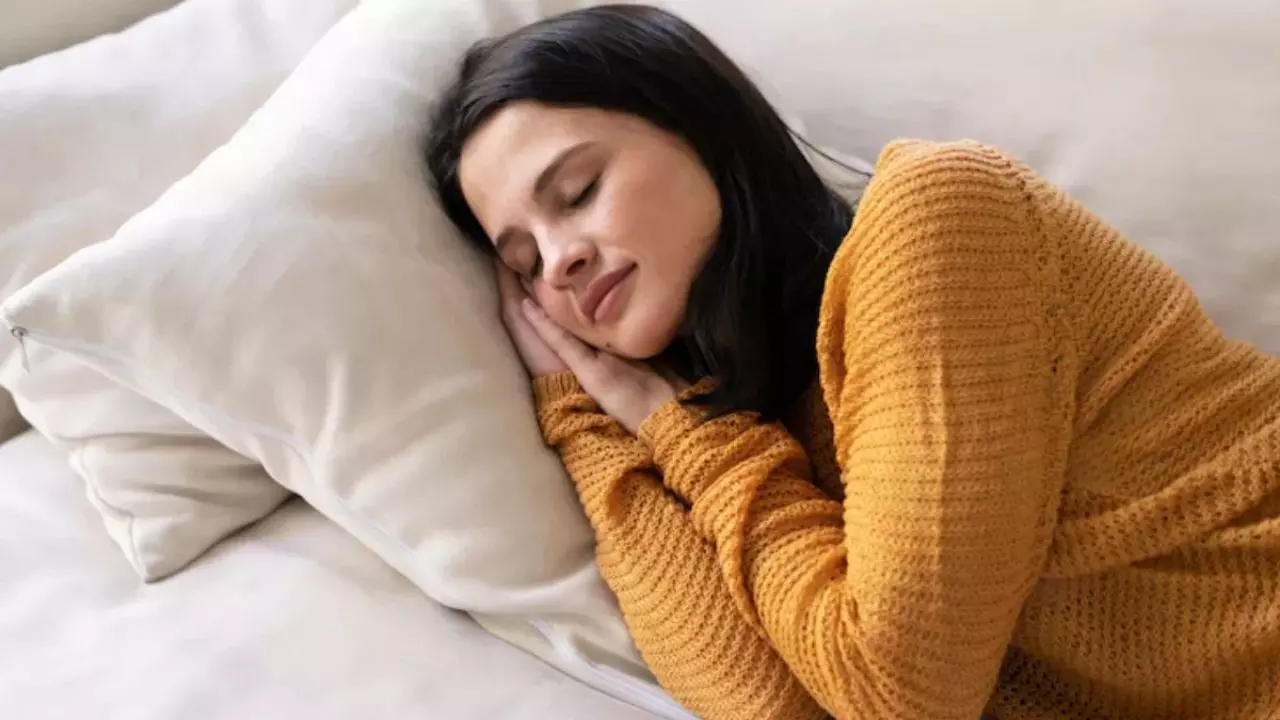 रात में सोते समय तकिये के नीचे रखें ये चीजें, सफलता और धन की होगी प्राप्ती!