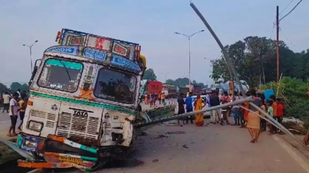 मिर्जापुर में दर्दनाक सड़क हादसा,  रफ्तार इतनी तेज की ट्रॉली से उछलकर 15 फीट दूर गिरे लोग, 10 की मौत 3 घायल