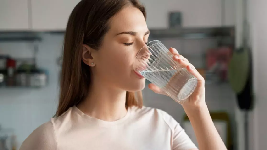 हमेशा हाइड्रेटेड रहने के लिए आजमाएं ये टिप्स, नहीं होगी पानी की कमी