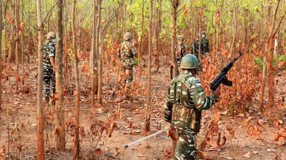 छत्तीसगढ़ में सुरक्षाबलों और नक्सलियों के बीच मुठभेड़, 30 नक्सली हुए ढेर, कई हथियार हुए बरामद