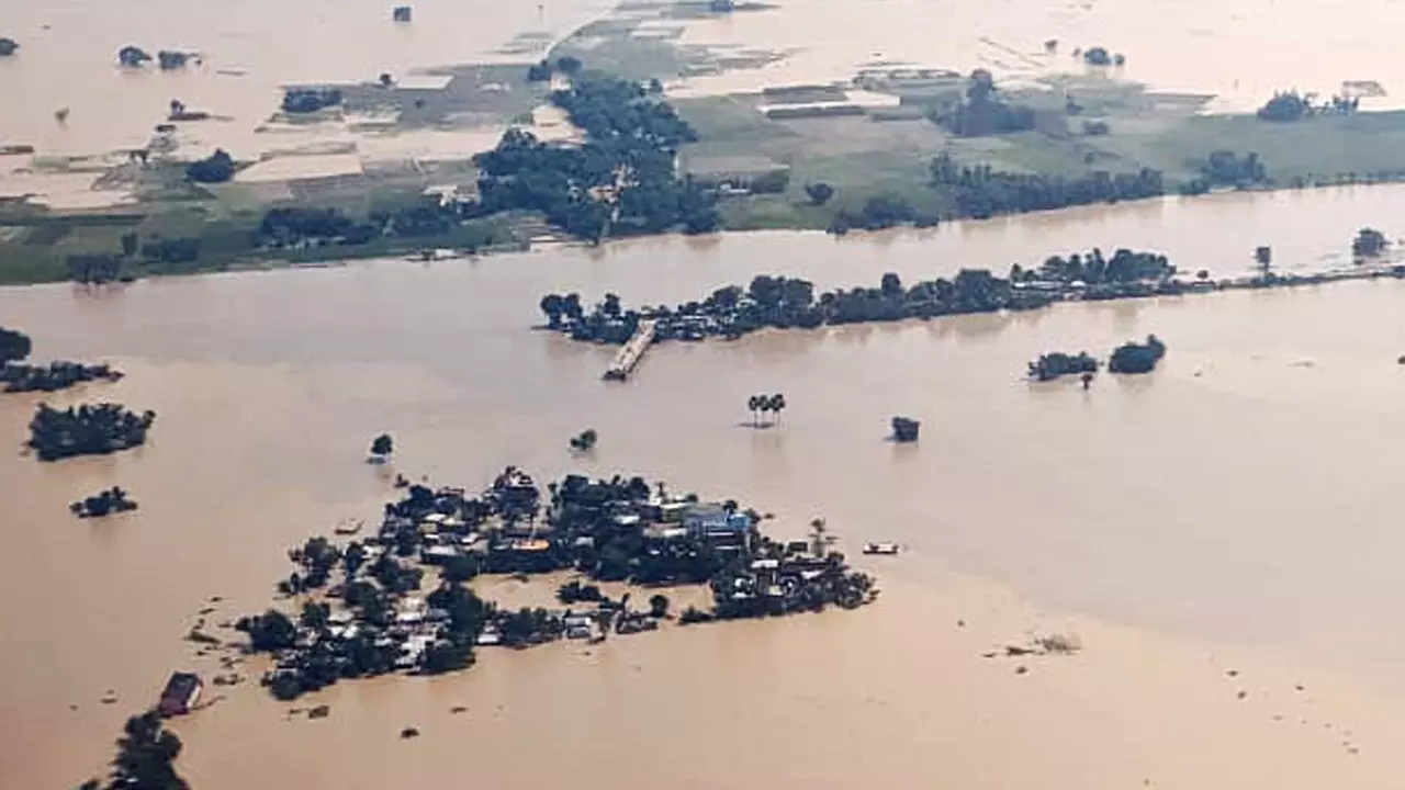 21 नदियां बह रही लाल निशान से ऊपर, नेपाल ने फिर छोड़ा पानी, दहशत में लोग