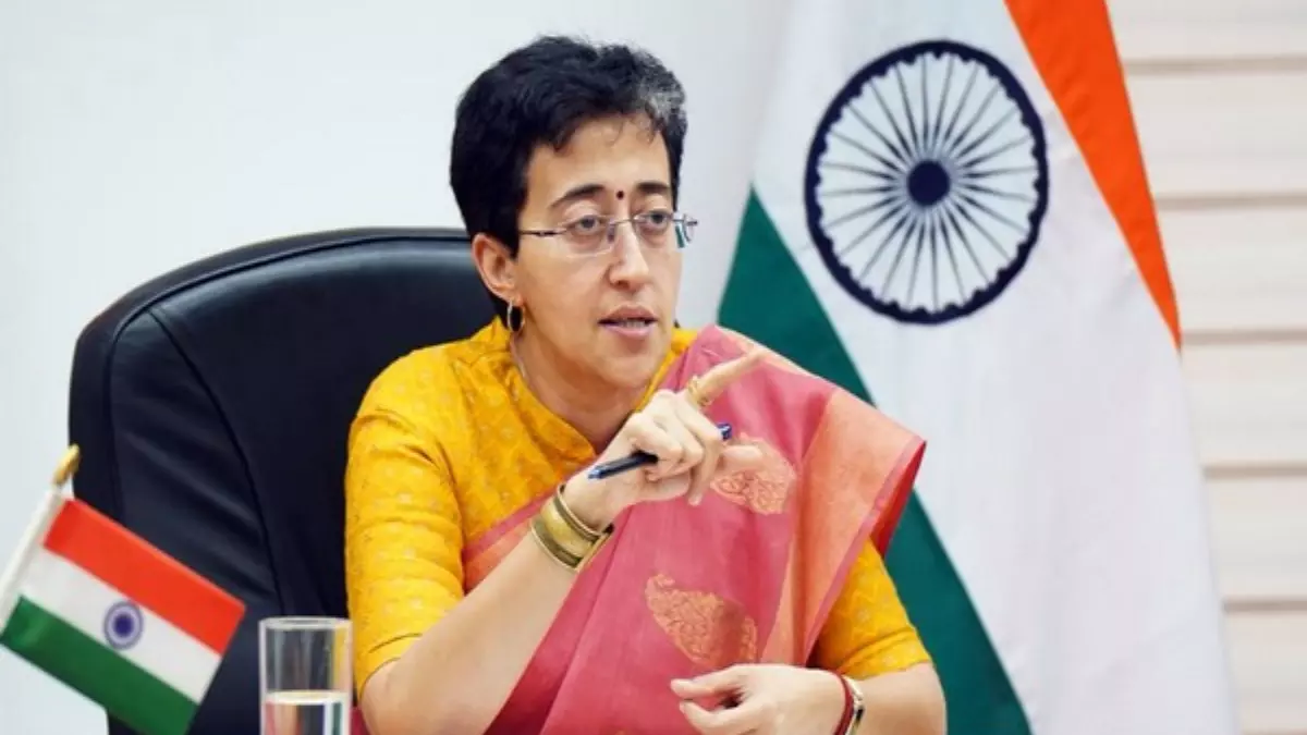 गाड़ी में बैठने के लिए सौरभ भारद्वाज ने पकड़े पैर, मार्शलों की बहाली के लिए जाना था एलजी ऑफिस