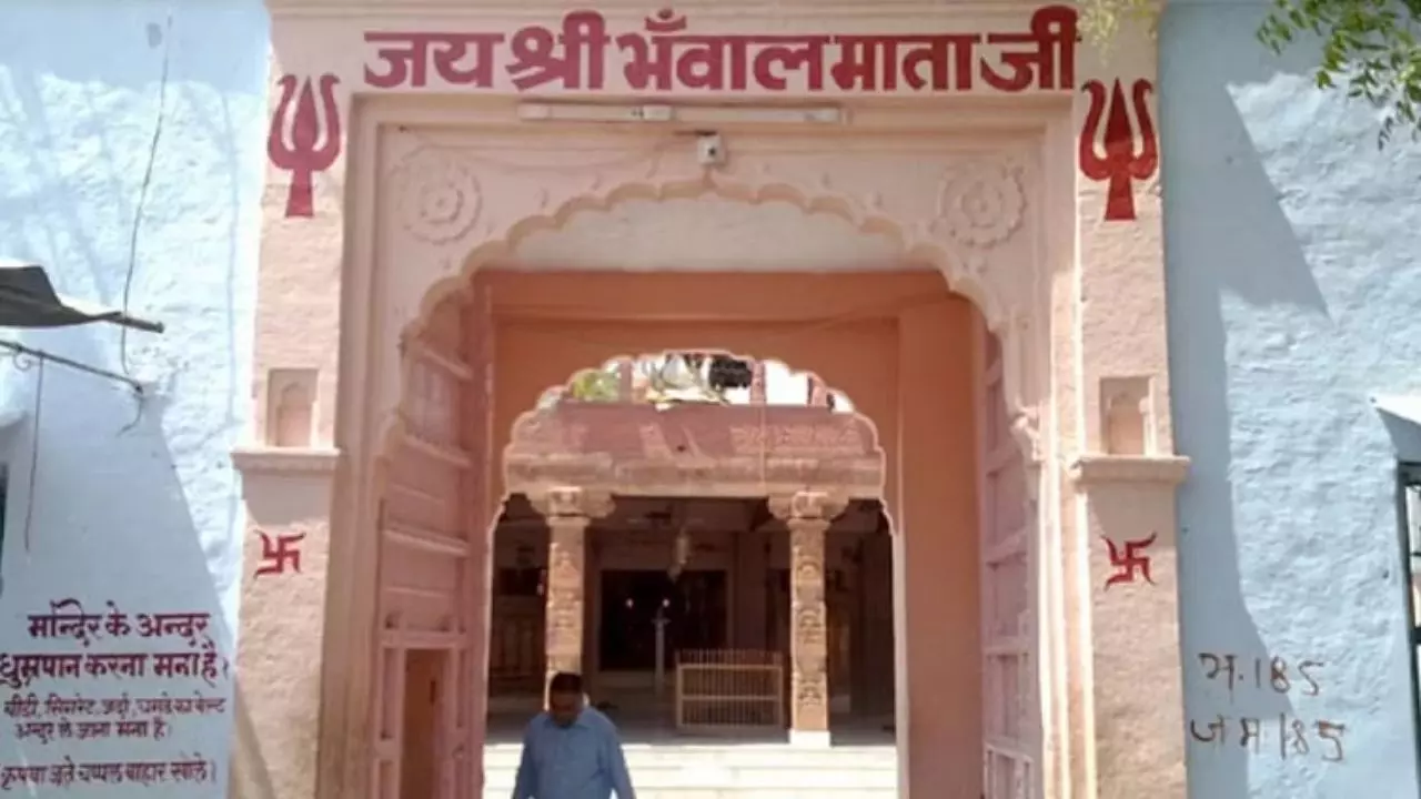 हलवा या लड्डू नहीं बल्कि शराब का लगाया जाता है भोग, जानें भंवाल माता से जुड़ी अनोखी कहानी