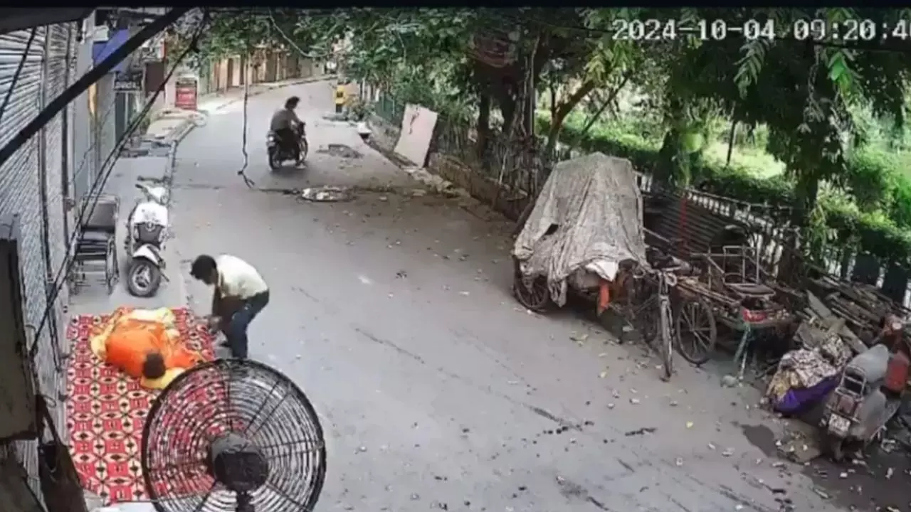 यहां पेशाब न करो, दिल्ली में ऐसा कहने पर व्यक्ति को पीटा गया, CCTV वीडियो वायरल