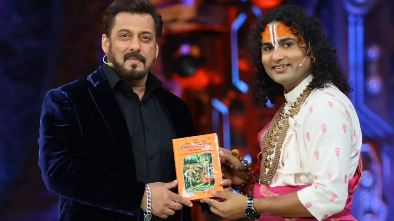 Bigg Boss 18: अनिरुद्धाचार्य ने होस्ट सलमान खान को दी भगवद गीता , फोटोज़ जमकर वायरल