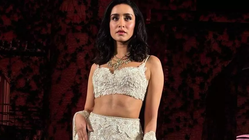 भारी लहंगे में अनकम्फर्टेबल दिखीं Shraddha Kapoor, फैंस ने कहा- 20 किलो का लहंगा पहन लिया