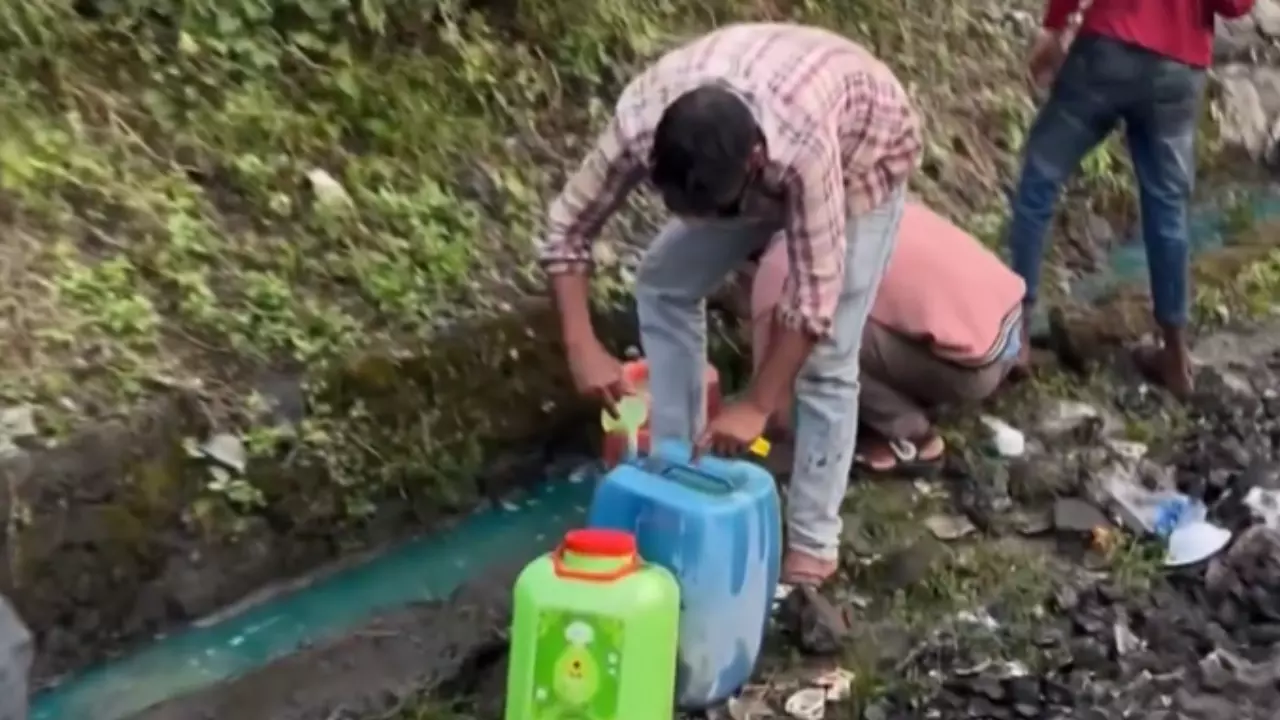 MP: ट्रेन हादसे के बाद नालियों में बह रहे डीजल के लिए मची लूट, देखें वायरल वीडियो