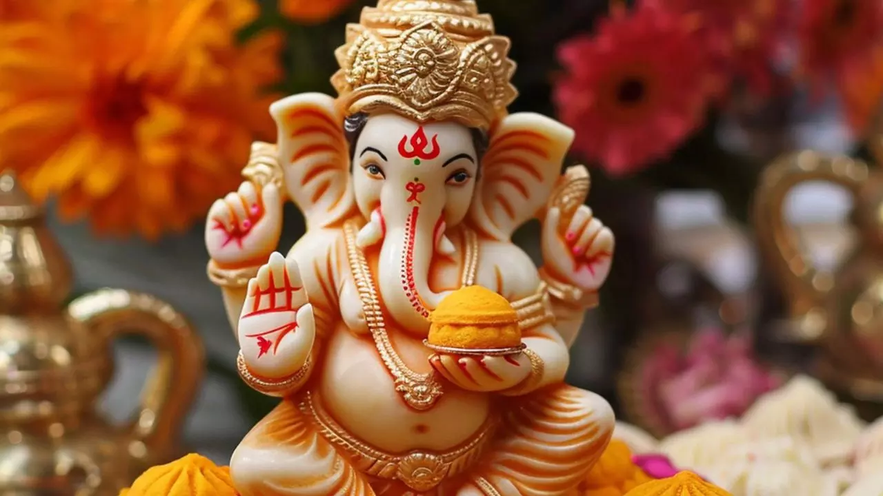 आक के पेड़ में छिपा है गणेश जी का अद्भुत स्वरूप, जानें इसके अद्भुत लाभ