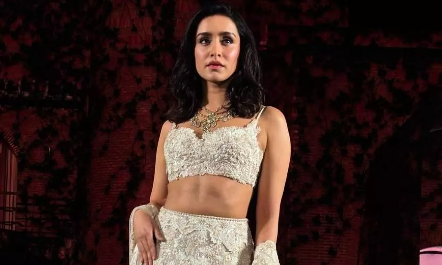 भारी लहंगे में अनकम्फर्टेबल दिखीं Shraddha Kapoor, फैंस ने कहा- 20 किलो का लहंगा पहन लिया