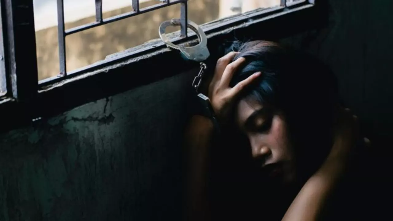 डरी-डरी रहने लगी थी बेटी, घर में अकेले देख नाबालिग के साथ की दरिंदगी